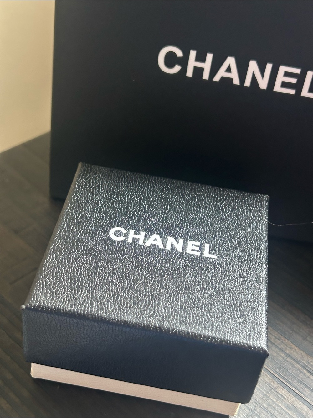CHANEL lot of 2 brooches pins with bag and box - Picture 4 of 4